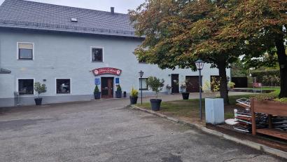 Bild: Thomas Dobler
Das beliebte Lokal in Steinberg am See hat seit einigen Tagen zu, das alte Schild hängt noch über dem Eingang. "Steirer Schlössl – österreichische Küche" ist dort zu lesen.