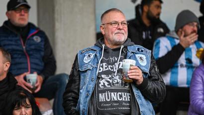 Bild: Loeffler, Jonas
"Ein Mal Löwe, immer Löwe": Die Oberpfälzer Sechziger-Fans zeigten sich in Amberg.