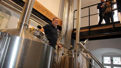 Bild: kro
Brau-Ingenieur Volker Richter in der Mitmach-Brauerei.