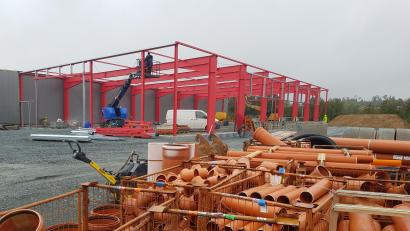 Bild: Benkhardt
Die Arbeiten für die neue Halle laufen jetzt auf vollen Touren. Das Stahlbauunternehmen Lochner möchte die Halle noch vor Weihnachten schlüsselfertig übergeben.