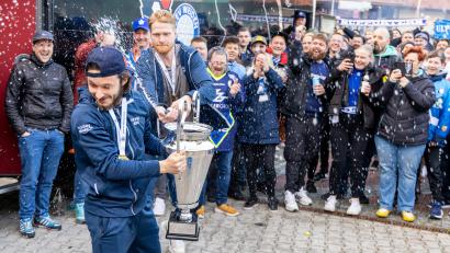 Archivbild: Tobias Neubert
Alessandro Schmidbauer (vorne links), Aufstiegsheld der Blue Devils Weiden und auch schon für den ERSC Amberg aktiv, läuft in der kommenden Spielzeit für Dingolfing in der Eishockey-Bayernliga auf.