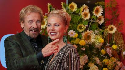 Bild: Soeren Stache/dpa
Thomas Gottschalk und Karina Mroß im September in Berlin. (Archivbild)