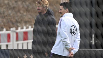 Bild: Federico Gambarini/dpa
Nur Zuschauer beim Training: Nick Woltemade mit Co-Trainer Benjamin Hübner (r).