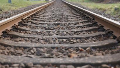 Bild: Marcus Brandt/dpa
Die Identität eines Mannes, der tot an Bahngleisen in Starnberg lag, ist weiterhin unklar. (Symbolbild)