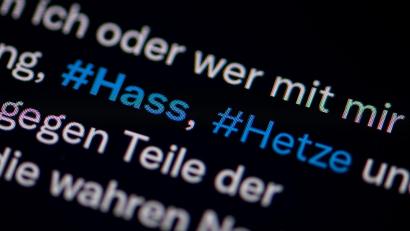 Symbolbild: Fabian Sommer/dpa
Das Internet ist kein rechtsfreier Raum. Wer Hasskommentare in sozialen Medien oder Foren verfasst, muss mit strafrechtlichen Konsequenzen rechnen.