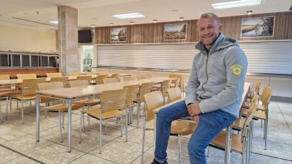 Bild: Thomas Dobler
Koch und Gastwirt Daniel Kamseder eröffnet am kommenden Montag, 13. Oktober, die seit Monaten geschlossene Kantine im Schwandorfer Landratsamt neu.