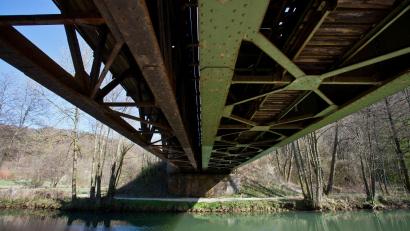 Bild: picture alliance / dpa
Nach einer Sperrung wegen maroder Brücken im Pegnitztal verkehren nun über eine Ausweichstrecke wieder direkte Züge zwischen Nürnberg und Hof. (Archivbild)