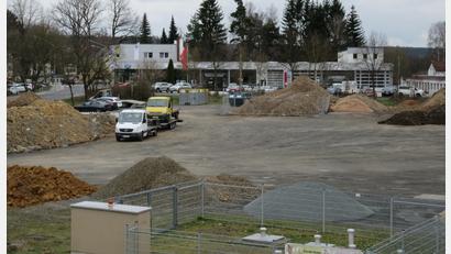 Archivbild: pz
Der Festplatz in Waldsassen soll neu gestaltet und aufgewertet werden. Auf dem Gelände neben dem Freibad sollen Wohnmobilstellplätze entstehen – so die gemeinsame Idee von Stadtverwaltung und Stadtrat bei einer Klausur in Bischofsgrün. Zwischendurch diente das Gelände auch als Lagerstätte für Aushubmaterial.