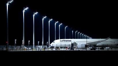 Bild: Sven Hoppe/dpa/dpa-tmn
Zahlreiche Lufthansa-Jets könnten wegen eines Piloten-Streiks am Boden bleiben.