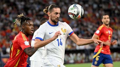 Bild: Marijan Murat/dpa
Der Franzose Adrien Rabiot (M) kritisiert den Plan für ein italienisches Ligaspiel in Australien.