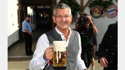 Bild: Felix Hörhager
Herbert Hainer, Präsident des FC Bayern München, kommt eine Woche nach dem Oktoberfest nach Plößberg.