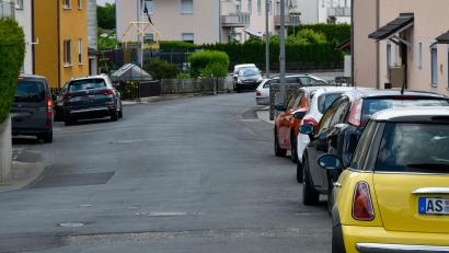 Archivbild: Petra Hartl
Ein Blick in die Untere Gartenstraße zeigt: Die Wohngebiete sind voll mit Autos, oft wird einfach vor dem Haus am Straßenrand geparkt. Eine Stellplatzsatzung soll verhindern, dass es immer mehr Autos gibt, die keinen festen Stellplatz haben.