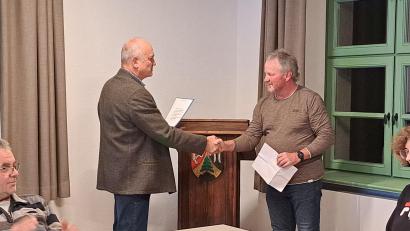 Bild: wel
Bürgermeister Walter Schauer gratuliert Erwin Zinkl zu seinem neuen Amt als Feldgeschworener.