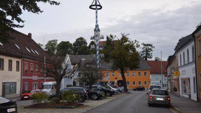 Bild: fz
Der Marktplatz in Pleystein soll umgestaltet werden. Künftig soll das Parken nur eingeschränkt möglich sein. Das und das geplante Natursteinpflaster gefällt den Anwohnern nicht.