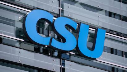 Bild: Sven Hoppe/dpa
Nach einer mutmaßlichen Brandstiftung vor der CSU-Parteizentrale ist ein Tatverdächtiger festgenommen worden. (Illustration)