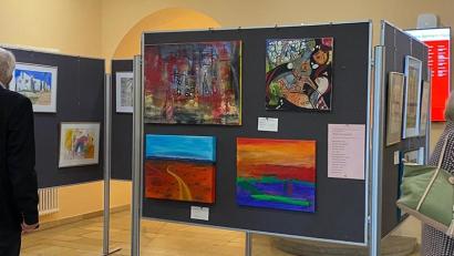 Bild: Stadt Weiden
Noch bis zum 24. Oktober präsentiert die Malgruppe des Maria-Seltmann-Hauses ihre Kunstwerke in der Ausstellung "Terra Incognita".