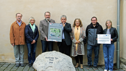 Bild: Thomas Prey 
Nabburg macht neugierig auf den „Friedhofsweg“ in Horšovský Týn, ein Pilotprojekt in Tschechien, und stärkt so die Städtefreundschaft. Bei der Übergabe der Infotafel sind anwesend (von links nach rechts):
Josef Götz, Zweite Bürgermeisterin Stadt Nabburg Irene Ehemann, Bürgermeister Stadt Nabburg Frank Zeitler, Bürgermeister Horšovský Týn Josef Holeček, Petra Zeitler, Bürgermeisterstellvertreter Horšovský Týn David Škopek und Verwaltungsmitarbeiterin Horšovský Týn Lenka Váchalová.