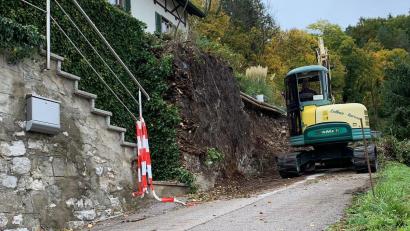 Bild: Gabriele Bräutigam
Ein Hangabrutsch in Oed bei Weigendorf führt zur Sperrung der AS 38. Die Straße bleibt gesperrt, bis Sicherungsmaßnahmen abgeschlossen sind.