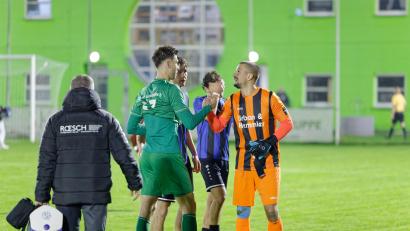 Bild: Dieter Jäschke
Torwart Eldin Becic (rechts) und die SpVgg SV Weiden müssen am Freitag nach dem torlosen Remis im Derby gegen die DJK Gebenbach beim Top-Team SC Eltersdorf ran.
