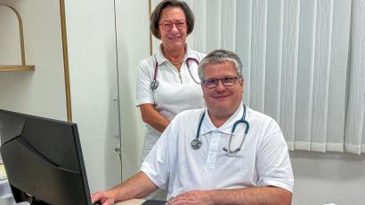 Bild: Stephan Huber
Dr. Ingeborg Utz ist hocherfreut, dass sie einen Nachfolger für sich in der Gemeinschaftspraxis gefunden hat. Dr. Michael Körber, der bislang im Krankenhaus gearbeitet hat, übernimmt ihren Hausarzt-Sitz offiziell zum 1. Januar.
