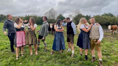 Bild: Karin Busch von der &quot;Stoapfälzer Theatergruppm&quot;/exb
Für gute Unterhaltung werden die Mitglieder der „Stoapfälzer Theatergruppm“ sorgen: Jakob Walberer, Katrin Hecht, Tina Neumann, Toni Neumann, Sandra Kick, Tobias Busch, Katrin Gradl und Andreas Kick. Das Foto entstand vor einer Probe auf einer Wiese nahe Schwarzenbach.