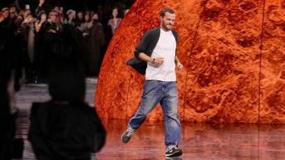 Bild: Aurelien Morissard/AP/dpa
Matthieu Blazy bei der Präsentation der Chanel Frühjahr/Sommer 2026 Kollektion.