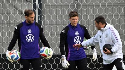 Bild: Federico Gambarini/dpa
Oliver Baumann (l.) hört Torwart-Trainer Andreas Kronenberg aufmerksam zu.