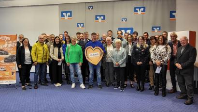 Bild: Volksbank
Vereine und Organisationen aus Vohenstrauß und Umgebung nehmen im Veranstaltungssaal der Bank in Vohenstrauß ihre Spenden entgegen.