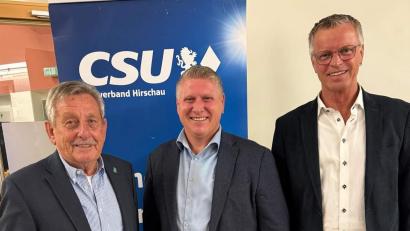 Bild: Reinhold Birner
Martin Merkl (Mitte) ist der Bürgermeisterkandidat der CSU in Hirschau. Es gratulierten Amtsinhaber Hermann Falk (rechts) und CSU-Ehrenvorsitzender Werner Schulz.