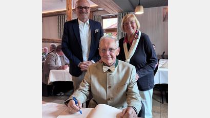 Bild: Rainer Zintl
Carl Böhm feiert seinen 80. Geburtstag im Kreise seiner Familie und Freunde.