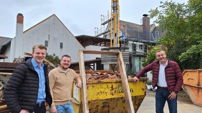 Bild: bl
Erik, Julian und Peter Braun machen mit der PJE GmbH Sanierung und Neubau zur Familiensache. Ein erstes Projekt ist die frühere Pension Kehrer (im Hintergrund) an der Nürnberger Straße, in der zwölf Wohnungen und Räume für eine Hausverwaltung entstehen sollen.