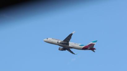 Archivbild: Bodo Marks/dpa
Am Mittwochabend musste ein Eurowings-Flieger kurz nach Abflug wieder zum Hamburg Airport zurückkehren.