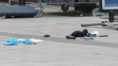 Bild: David Young/dpa
Die Polizei hat auf einer belebten Einkaufsstraße in Düsseldorf einen bewaffneten Mann niedergeschossen und schwer verletzt.