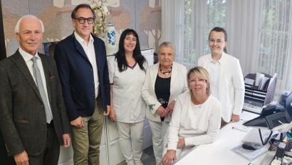 Bild: luk
Andreas Ebenburger (Zweiter von links) hat die Praxis des verstorbenen Dr. Karl W. Lang übernommen. Natalie Gorte (rechts) wird aber vorerst alleine die Patienten betreuen. Über die gelungene Übernahm freuen sich auch Birgit Pusch, Monika Gauder-Lang und Kerstin Burkhart vom Praxisteam sowie Neusorgs Bürgermeister Peter König.