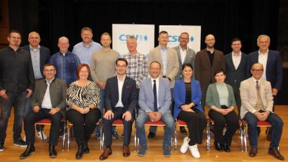 Bild: kro
Die Kandidaten der Tirschenreuther CSU für die Stadtratswahl. Sitzend, von links: Paulus Mehler, Silke Rosner, Sebastian Rosnitschek, Harald Siegert, Nancy Djelassi, Beate Friedl und Dr. Alfred Scheidler. Stehend, von links Dr. Michael Rüth, Markus Mayer, Johannes Bartl, Dr. Josef Scheiber, Stefan Gründel, Vinzenz Rahn, Alexander Schirmer, Christian Schmidt, Peter Stahl-Grüneich, Johannes Klinger und Landrat Roland Grillmeier