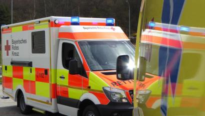 Archivbild: BRK/exb
Eine engere Kooperation im Gesundheitswesen ist eine der Aufgaben des Beirats für grenzüberschreitende Zusammenarbeit. Pilotprojekte sollen die Möglichkeiten aufzeigen. Im Bild BRK- und CZ-Rettungsfahrzeuge bei einer gemeinsamen Übung vor einigen Jahren in Windischeschenbach.