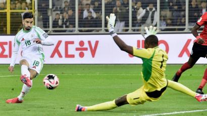 Bild: Fateh Guidoum/AP/dpa
Half Algerien entscheidend mit in der WM-Qualifikation: der Wolfsburger Mohamed Amoura (Archivbild)