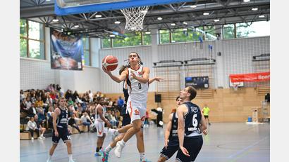 Bild: Tobias Schwarzmeier
Mike Tzavaras wirbelt die Jenaer Verteidigung durcheinander.
