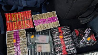 Bild: Bundespolizei
Bei einer Kontrolle nahe Waldsassen entdeckte die Bundespolizei 600 illegale Böller in einem Pkw. Der Fahrer steht unter Verdacht, gegen das Sprengstoffgesetz verstoßen zu haben.