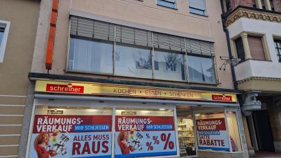 Bild: Thomas Dobler
Haushaltswaren Schreiner an der Friedrich-Ebert-Straße schließt zum Jahresende, der Räumungsverkauf hat begonnen.