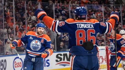 Bild: Jason Franson/The Canadian Press/dpa
Leon Draisaitl (links) hat das 400. NHL-Tor seiner Karriere erzielt.