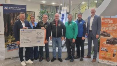 Bild: Volksbank Raiffeisenbank Nordoberpfalz
Von links: Geschäftsstellen-Leiter Thorsten Meier, Corinna Männer (Volksbank Raiffeisenbank Nordoberpfalz), Günter Heß und Andreas Stumpe (jeweils ASV Waldsassen) Christian Bernt (TSV Neualbenreuth), Jörg Müller (SF Kondrau) Andreas Rosner (Volksbank Raiffeisenbank Nordoberpfalz)