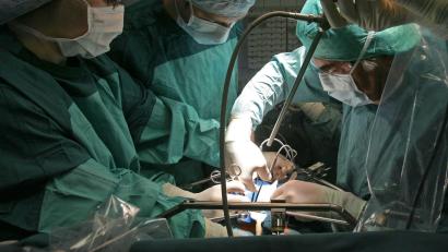 Bild: Jan-Peter Kasper/dpa-Zentralbild/dpa
In Deutschland warten über 8.000 Menschen auf eine Organspende, vielfach schon seit Jahren.