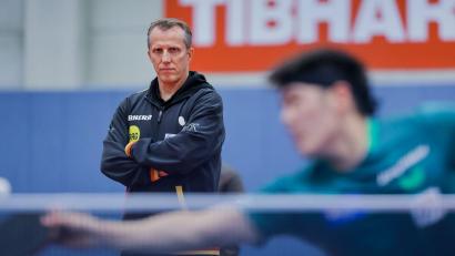 Bild: Rolf Vennenbernd/dpa
Tischtennis-Bundestrainer Jörg Roßkopf beim Training mit Nationalspieler Dang Qiu.