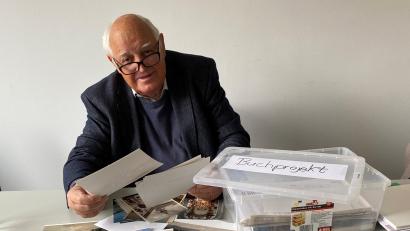 Bild: Völkl
Reinhold Malzer breitet die Bildschätze aus, die ihm Oberviechtacher Bürger bereits zur Verfügung gestellt haben.