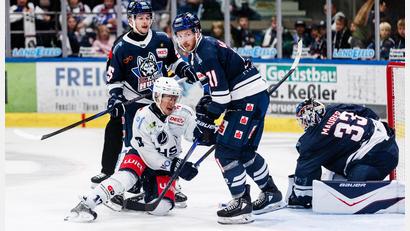 Bild: JMD Photographie
Zach Tsekos (weißes Trikot) und die Blue Devils Weiden unterlagen am Sonntagabend mit 2:5 bei den Kassel Huskies.
