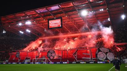 Bild: Tom Weller/dpa
Der Pyrotechnik-Einsatz der eigenen Fans beim Heimspiel gegen den FC Basel hat Konsequenzen für den SC Freiburg.