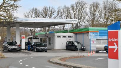 Archivbild: Petra Hartl
Die Tankstelle auf dem Gelände des ehemaligen Real-Markts in Amberg. Hier werden die Kunden nur noch ein paar Monate lang Kraftstoff zapfen können.