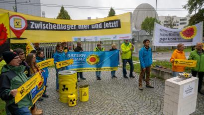 Bild: Peter Kneffel/dpa
Vor dem Forschungsreaktor in Garching kam es zu der Protestaktion.