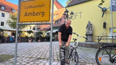 Bild: Sandra Dehling/Luftmuseum
Wilhelm Koch freute sich sichtlich, die von Peter Stadler gespendete Luftpumpe als weitere "einzigartige Besonderheit" vor dem Luftmuseum ausprobieren zu können.